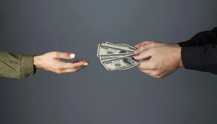 Cash or credit? How to use both responsibly Cash or credit? How to use both responsibly