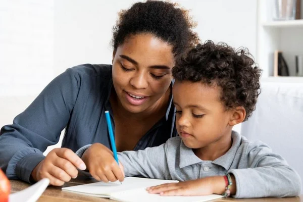 Como ajudar seu filho nas tarefas de casa: dicas para pais que não têm muito estudo