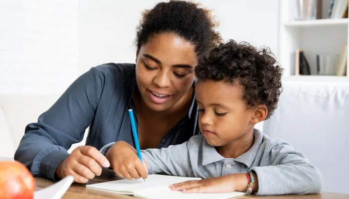 Como ajudar seu filho nas tarefas de casa: dicas para pais que não têm muito estudo