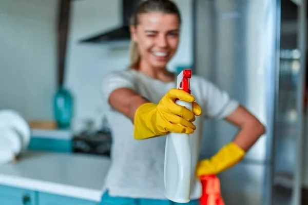 Como limpar a casa rápido e sem gastar muito: dicas práticas para o dia a dia