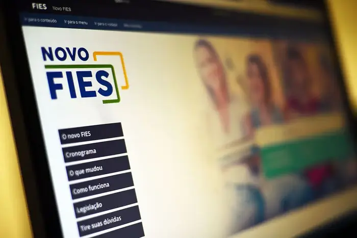 FIES - Fundo de Financiamento Estudantil FIES - Fundo de Financiamento Estudantil